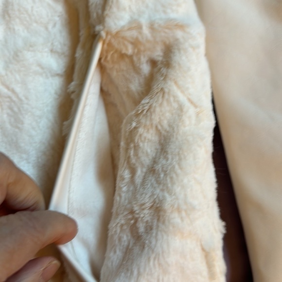 Dennis Basso faux fur with faux leather detachable sleeves. Creamy white. - Picture 8 of 15